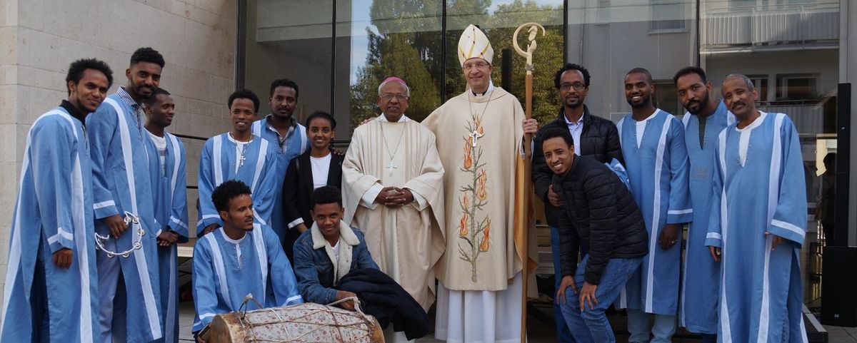 Die beiden Bischöfe mit der Tanz- und Musikgruppe aus der Eriträischen Gemeinde